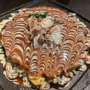 お好み焼きをメインに迎えたコースもあり。日本人にとっても馴染み深い鉄板料理をぜひ一度賞味あれ。