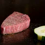 長崎産「壱岐牛」を中心に、鹿児島や宮崎の最上級ランクの黒毛和牛を揃え、熟練の技で肉の旨みがほとばしるステーキに。赤身、サーロイン、ヒレ、シャトーブリアンから、好きな部位を選べるスタイルも好評です。