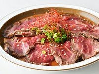 手づくりソースと絡めていただく『牛サガリのタタキ』