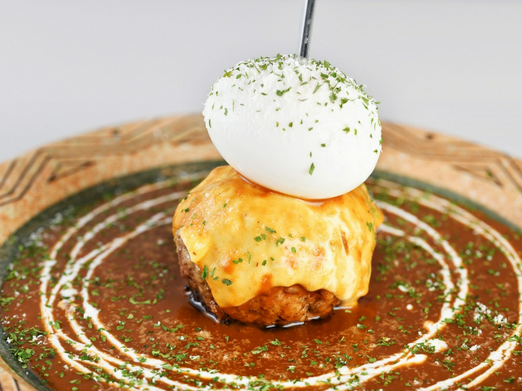黄身がとろける『ジューシー和牛ハンバーグ（デミソース＆チーズ＆半熟玉子）』