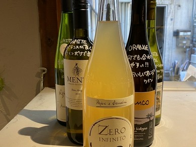 ナチュラルワインや地ビール。厳選日本酒にウイスキーも取り揃え