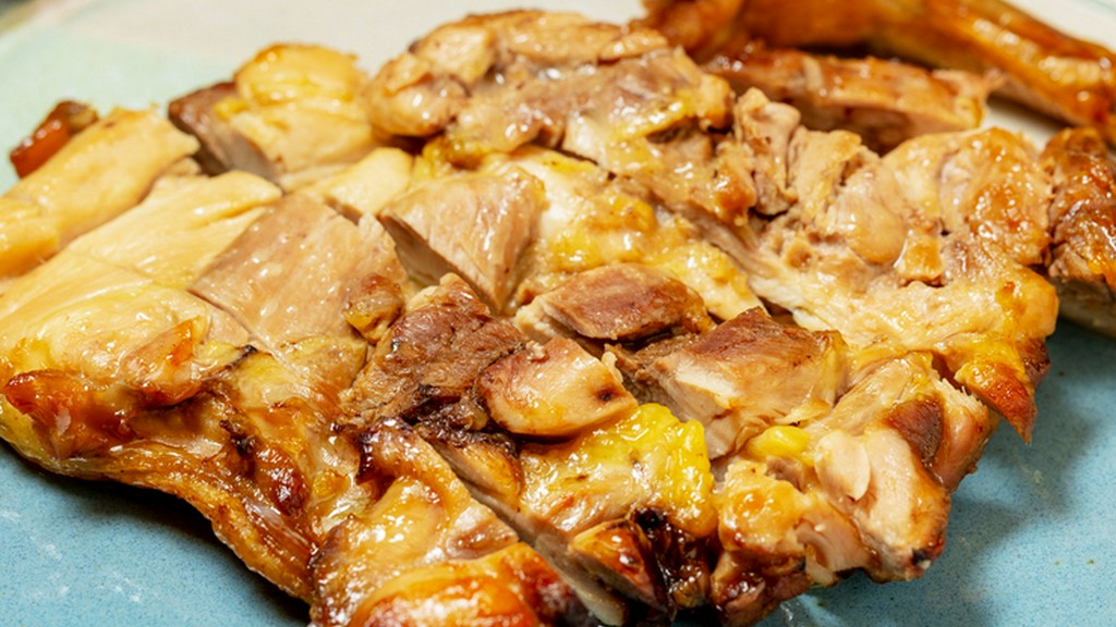 しっかりとした肉質のジューシーな味わい。『百日鶏の骨つきもも焼き』　お時間少しかかります