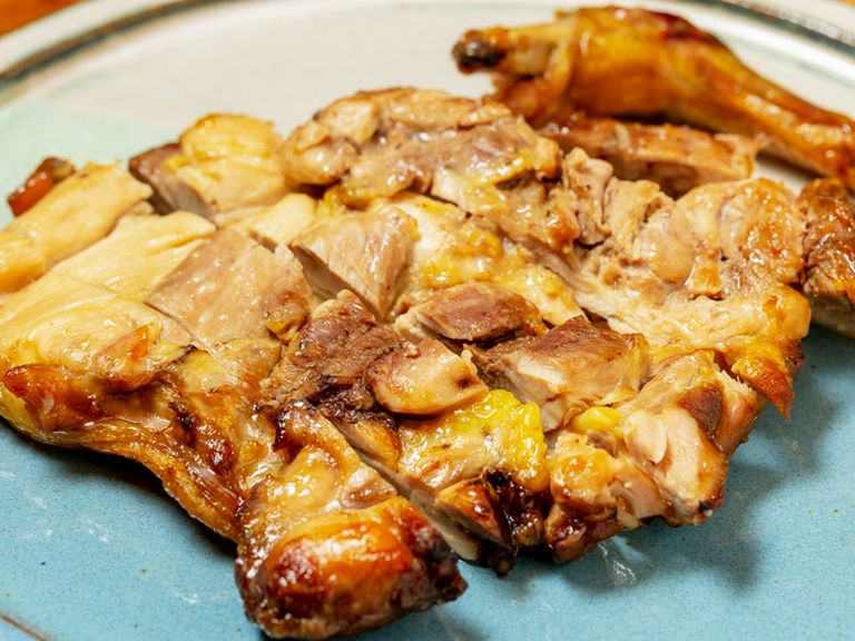 しっかりとした肉質のジューシーな味わい。『百日鶏の骨つきもも焼き』　お時間少しかかります