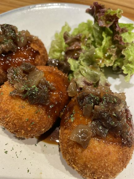 牛すじ入りで、ホクホク〜『かぁちゃんのコロッケ　2ヶ』