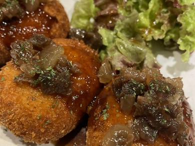 牛すじ入りで、ホクホク～『かぁちゃんのコロッケ　2ヶ』