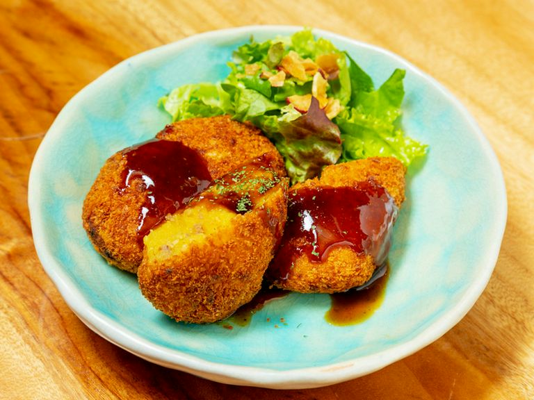 牛すじ入りで、ホクホク〜『かぁちゃんのコロッケ 2ヶ』