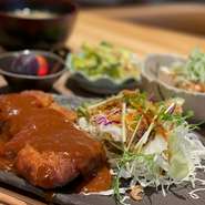 【メニュー】
お肉料理
お魚料理
おばんざい3種
焼き野菜
サラダ
ご飯
お味噌汁
お漬物
フルーツ