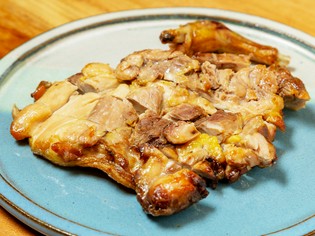 歯ごたえとジューシーさが絶妙！「百日鶏」の骨つきもも焼き