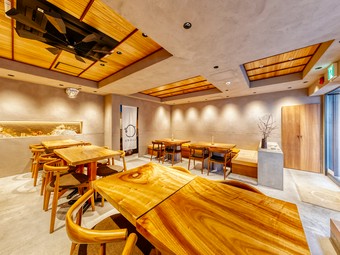 寛げる雰囲気の中で、季節の家庭料理を楽しんで