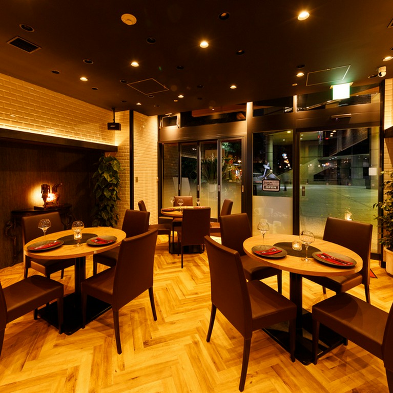 オシャレで落ち着いた雰囲気の中、まずは二人で乾杯から