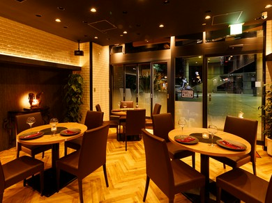 オシャレで落ち着いた雰囲気の中、まずは二人で乾杯から