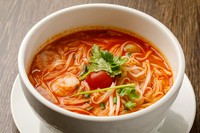 タイ料理の中では有名なトムヤムクンをヌードルでお楽しみいただけます。酸味・辛味・甘みなど味のバランスが絶妙に取れた特製のスープはヤミツキです。タイ料理好きの方はもちろん、初めてのお客様もどうぞ。