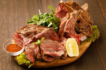 ラム肉の良さを引き出しながら、シェフが腕によりをかけて焼き上げた『ラム肉料理』