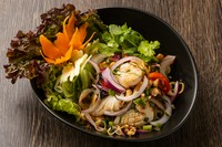 新鮮な魚貝類やパクチー、カシューナッツなど様々な食材を盛り込んだサラダ。辛さ・甘さ・酸味が絶妙に絡み合った特製のドレッシングでどうぞ。