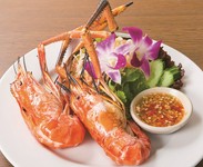 タイでは別名「クンパオ」タイ人も大好物!手長海老のグリル。肉厚でぷりぷりの身の部分はまさに格別!とろーりと甘い味噌の部分も美味しいです。