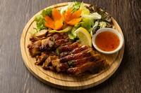 ガイは「鶏肉」ヤーンは「炙り焼き」ガイヤーンはつまり「焼き鳥」ナムプラーとニンニクの風味が効いた甘辛いタレに漬け込んだ鶏もも肉をじっくり焼き上げました。