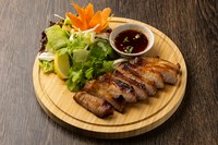 タイでは別名「コームーヤーン」コー（喉）ムー（豚）ヤーン（炙り焼き）イサーン地方の伝統料理。ビールとの相性抜群です！