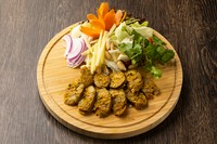 タイでは別名「サイウア」タイ北部B級グルメの聖地チェンマイの代表的ソーセージで豚肉にレモングラスなどアジア独特のハーブがたっぷり!シンハービールと一緒にいかがでしょうか?