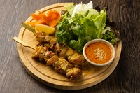 なつかしい屋台の味「サティ」東南アジア諸国で広く食べられている串焼き料理。特製ピーナッツソースをたっぷりつけていただきます。