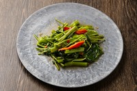 タイでは別名「パッタブーンファイデーン」タイ料理の定番空心菜炒め。ファイデーンとは赤い炎が立ち昇る様子を表しています。