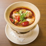 日本でもおなじみのトムヤムクン 世界三大スープのひとつと言われています。タイ語で「トム」は煮る、「ヤム」は混ぜる、「クン」は海老という意味。直訳すると「海老を混ぜたスープ?」って料理。