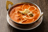 とろっとクリーミーで辛過ぎないしかも鶏肉ホロホロ。インドカレーを代表するカレーです！定番のカレーをぜひご賞味ください。