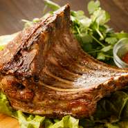 新鮮な食材を仕入れているため、魚介類はプリプリと弾力があり、肉は柔らかくジューシー。スパイスを使い分けながら、火入れやソースづくりを丁寧に行うことで、素材の味も楽しめるような一皿がつくられています。
