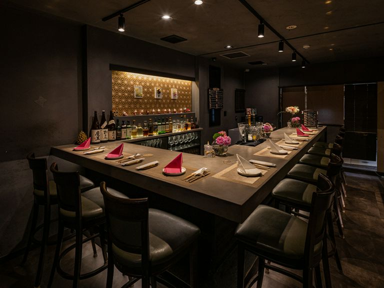 ゆったりとしたカウンター席で、寛ぎのひと時を