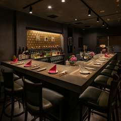 ゆったりとしたカウンター席で、寛ぎのひと時を