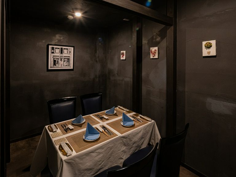 上品な雰囲気の個室もあり、2階フロアは20名迄の貸切りもOK