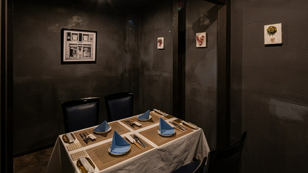 上品な雰囲気の個室もあり、2階フロアは20名迄の貸切りもOK