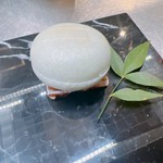大人気!!リニューアルしたフォアグラ最中。女性にも食べやすい一口サイズ。