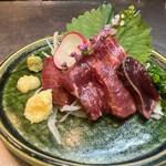 熊本・阿蘇の大自然の中に、こだわりの自家製飼料でじっくり肥育した馬肉を仕入れています。安全性は国際品質の証明であるSQFを取得。「おいしく」「健康」な馬刺しを堪能できます。2人前 5038円