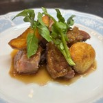 岩手県産の特選銘柄豚として数々の品評会で最優秀賞に輝く岩中豚。純白で適度なしまりの脂肪を持ち、ジューシーでまろやかな旨みと深い味わいが特徴。そんな岩中豚のジンジャーソテーです。