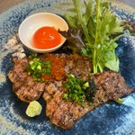 希少価値が高い幻の牛を炙り、特製のタレにつけキャビアといくらをトッピングした逸品。厳選たまごを使用した特製の卵黄ソースと一緒にお召し上がりください。追加10g／750円～