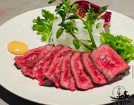 希少価値が高い幻の牛をシンプルにタタキにした逸品。肉の旨味をご堪能ください。