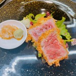 希少価値が高い幻の牛をカツにして、風味や旨味を逃さず、溶けるようなやわらかさ、溢れる肉汁と旨みの逸品。わさびとおろしポン酢でさっぱりとお召し上がりください。