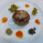 希少価値が高い幻の牛の肉の旨みを引き出し、ふっくら柔らかジューシーに仕上げました。肉汁溢れる濃厚な肉の味をご堪能ください。