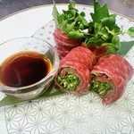 牛の前脚の上部の肉。焼肉用やうすぎりなど幅広くご利用頂ける部位で他と比べ脂肪分が少なく、赤身で旨味の強い部位。噛むほどに濃厚な味わい。卵黄（龍のたまご）とタレまたはポン酢でお召し上がりください。