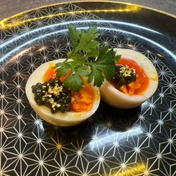 たまごとキャビアの絶妙なバランス！『開運たまご　キャビアのせ』