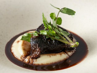 ふんわりとした芳醇な香りもご馳走『牛ホホ肉の赤ワイン煮』