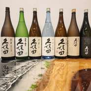 新鮮な魚料理に合うのは、やっぱり日本酒。『獺祭』、『久保田　万寿』、『水芭蕉』など、なかなか手に入らないような日本酒がラインナップしており、日本酒通にはうれしい限りです。