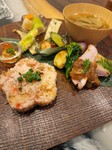 天ぷらが固定種5本＋お好み種4本の計9本を選べる、天ぷらメインの会席。先付、自然薯とろろや天茶だし、デザートなどがバランスよく盛り込まれており、いろいろな料理を味わえると好評です。
※追加種　200円～