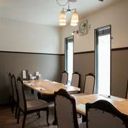 垂水区舞子坂にて長く愛される串揚げの店【舞子　串の助】。メニューはコースのみではあるものの、平日のランチはとってもリーズナブル。デートや接待はもちろん、家族そろっての外食にもオススメです。