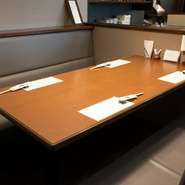 落ち着いた雰囲気の店内には家族連れの姿も目立ちます。ソファタイプのボックス席なら、小さなお子様連れでも安心して食事ができそう。送迎付きの『ヒトサラコース』なら、料理に合わせてお酒も楽しめます。