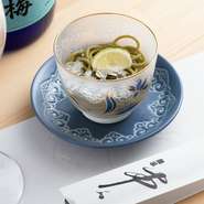 串揚げのお店でありながら、清潔感のあるクリーンな空間が広がるこちらのお店。会席料理を思わせる『ヒトサラコース』には、季節感あふれる逸品が登場。目も舌も喜ぶ料理に、楽しく会話が弾みそうです。