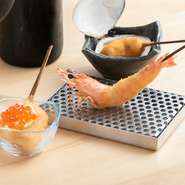 職人の手による揚げたての串揚げを一本ずつ提供するのがこの店のスタイル。新鮮な魚介や上質な肉、四季折々の山の恵みを存分に楽しめます。アツアツを頬張れば、口いっぱいに幸せなおいしさが広がります。