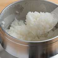 【舞子　串の助】では、魚沼産のコシヒカリを使用しています。つややかなブランド米を存分に味わうなら、ご飯が羽釜で登場する『ヒトサラコース』がオススメ。炊きたてならではの贅沢な旨みを堪能できます。