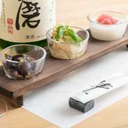 海のものや山のもの、季節の食材を使って仕立てる3種類の小鉢です。数あるコースの中で、こちらの先付がいただけるのは『ヒトサラコース』のみ。それぞれに丁寧な仕事が光り、串揚げへの期待が高まります。