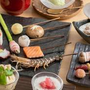 店内の水槽を泳ぐ活き車海老や希少な和牛のシャトーブリアンなど。上質な素材を使用して、多彩な串揚げで楽しませてくれるこちらのお店。絶妙な火入れと軽い衣のおかげで、素材本来の旨みを楽しめます。